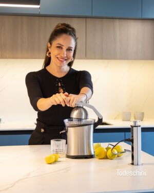 Francini Amaral Instagram - Las Condes - Santiago 
Libertad es….
elegir lo que quieres, libertad es elegir lo mejor, libertad es diseñar tu estilo, libertad es….
Es ser simplemente tú.

Una cocina azul con madera moderna es un espacio que combina la calidez de la madera con el frescor del color azul, creando un ambiente acogedor y elegante. Algunos elementos que podrían caracterizar a esta cocina son:

- Gabinetes y muebles de madera clara, con líneas limpias y minimalistas.
- Paredes o gabinetes en tonos azules suaves, como azul cielo.
- Encimeras o cubierta de porcelanato súper compacto statuario con tonos claros que complementen el azul.
- Iluminación moderna, como luces LED o lámparas colgantes, para resaltar la belleza de la madera y el azul.

Este diseño combina la naturalidad de la madera con la frescura del azul, creando un espacio único y atractivo. La madera aporta calidez y textura, mientras que el azul agrega un toque de serenidad y elegancia.
.
.
.
.
.

📷 @denise.fotoarq 
 
@todeschinichile 
@todeschinioficial 
@franciniamaral 
@mbea_mk 
@superficiesmarmol