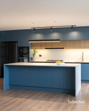 Francini Amaral Instagram - Las Condes - Santiago 
Libertad es….
elegir lo que quieres, libertad es elegir lo mejor, libertad es diseñar tu estilo, libertad es….
Es ser simplemente tú.

Una cocina azul con madera moderna es un espacio que combina la calidez de la madera con el frescor del color azul, creando un ambiente acogedor y elegante. Algunos elementos que podrían caracterizar a esta cocina son:

- Gabinetes y muebles de madera clara, con líneas limpias y minimalistas.
- Paredes o gabinetes en tonos azules suaves, como azul cielo.
- Encimeras o cubierta de porcelanato súper compacto statuario con tonos claros que complementen el azul.
- Iluminación moderna, como luces LED o lámparas colgantes, para resaltar la belleza de la madera y el azul.

Este diseño combina la naturalidad de la madera con la frescura del azul, creando un espacio único y atractivo. La madera aporta calidez y textura, mientras que el azul agrega un toque de serenidad y elegancia.
.
.
.
.
.

📷 @denise.fotoarq 
 
@todeschinichile 
@todeschinioficial 
@franciniamaral 
@mbea_mk 
@superficiesmarmol