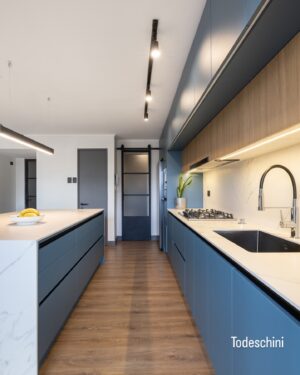 Francini Amaral Instagram - Las Condes - Santiago 
Libertad es….
elegir lo que quieres, libertad es elegir lo mejor, libertad es diseñar tu estilo, libertad es….
Es ser simplemente tú.

Una cocina azul con madera moderna es un espacio que combina la calidez de la madera con el frescor del color azul, creando un ambiente acogedor y elegante. Algunos elementos que podrían caracterizar a esta cocina son:

- Gabinetes y muebles de madera clara, con líneas limpias y minimalistas.
- Paredes o gabinetes en tonos azules suaves, como azul cielo.
- Encimeras o cubierta de porcelanato súper compacto statuario con tonos claros que complementen el azul.
- Iluminación moderna, como luces LED o lámparas colgantes, para resaltar la belleza de la madera y el azul.

Este diseño combina la naturalidad de la madera con la frescura del azul, creando un espacio único y atractivo. La madera aporta calidez y textura, mientras que el azul agrega un toque de serenidad y elegancia.
.
.
.
.
.

📷 @denise.fotoarq 
 
@todeschinichile 
@todeschinioficial 
@franciniamaral 
@mbea_mk 
@superficiesmarmol