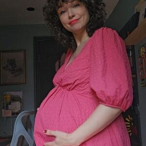 Frankie Ward Instagram - 40 weeks and 5 days... this baby does NOT want to come out!!!