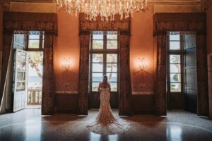 Franziska Böhler Instagram - 👰🏼‍♀️✨ Ein magischer Moment am Meer

In der zeitlosen Eleganz des Piano Nobile einer antiken Villa steht unsere wunderschöne Braut @thefabulousfranzi, die aus dem Fenster auf die glitzernden Wellen blickt. In wenigen Augenblicken schreitet sie hinaus zu ihrer Traumhochzeit am Strand. Die perfekte Verbindung von Geschichte und Natur, Romantik und Stil.

Egal, von welcher Hochzeit ihr träumt – Si! Weddings macht es möglich. Von der Magie einer historischen Villa bis hin zur Zeremonie am Meer, ich setze eure Vision in die Realität um. 

Planner @si_weddingsbyelena 
Assistant Awesome @thisisalexawesome 
Location @la_spagnuola_gavotti 
Photograph @_dennisklose_
Hair & Make up @lunacolavolpemua 
Flowers @jessicatuaflowerstylist 
Catering @lovisolo_ricevimenti
DJ @djrem.c
Light & Sound Service @noire_eventsolutions 
Stationary @papeterieschmiede @whiteandberry
Kids Entertainment @capriole_sulle_nuvole

#SiWeddings #Strandhochzeit #Italienhochzeit #Traumhochzeit #Luxushochzeit #ZeitloseEleganz #modernwedding #italywedding