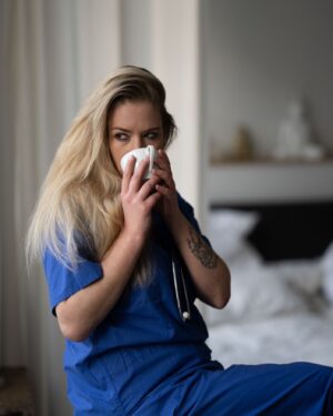 Franziska Böhler Instagram - Die „investigative“ Recherche an der Charité erzielt bei Personal im Gesundheitswesen den gleichen AHA Effekt wie „Wasser ist nass“ oder „Rauchen macht Krebs“
Fun Fact:
(Übrigens nicht seit gestern)
Die gleichen Erkenntnisse bekommt man an JEDER einzelnen Klinik in Deutschland.
Die gleichen Schicksale, Fehler und Überlastung gibts ausnahmslos überall.
Aber selbst das ist doch wirklich nichts  Neues, come on.
Als nächstes underground bei MARLBORO - ich bin sicher, die Ergebnisse ob des Zigaretten Konsums werden bahnbrechend.
Ich würde mir wünschen dass wir über die Ursache sprechen warum wir an diesem Punkt stehen.
Wo es vor Jahrzehnten anfing und wer seitdem profitiert.
WIR sind nur Teile des Systems und WIR tun unser Bestes um es am Laufen zu halten.
Man könnte nur meinen, dass  eine personelle Tendenz der Schuldzuweisung entsteht anstatt die strukturelle anzuprangern.
Nein.
Wir haben die Scheisse nicht verbockt.
Wir müssen sie nur mit euch ausbaden.
🤷‍♀️
#gesundheit #intensiv #healthcare #symptome#mfa #facharzt #gesund #arzt#sport #motivation #health #krankenhaus #care #reha #klinik #training #pflege #krankenpflege #nurse #anästhesie #medizin #gesundheitssystem #icu #gesundheitssystem #pflegenotstand #charité #nurselife #journalism