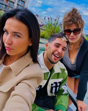 Frédérique Brugiroux Instagram - • C’est aujourd’hui à 19 H 50 sur @w9officiel : 𝐋𝐄𝐒 𝐂𝐈𝐍𝐐𝐔𝐀𝐍𝐓𝐄 𝒔𝒂𝒊𝒔𝒐𝒏 𝟑. 📺 

𝐵𝑜𝓃𝓃𝑒 𝓇𝑒𝓃𝓉𝓇𝑒́𝑒 𝒶̀ 𝓉𝑜𝓊𝓈. 🌞📓🍂