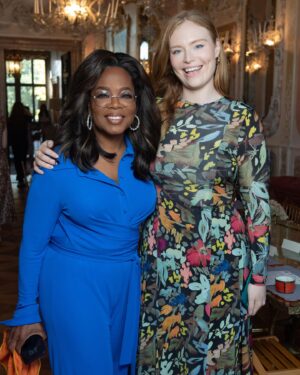 Freya Ridings Instagram - In all honesty a few weeks ago I was sent an email asking if I would like to fly to Venice Italy to perform at the 15th Annual @dvf awards for Empowerment Of Women and Female Leaders around the world. I said yes to 40  hours of travel because sitting around a table with these incredible female leaders was beyond a fever dream come true. I am in awe of these women for their achievements, passion and determination to change the world for the better ❤️🇮🇹 and meeting @oprah was unbelievable 😭