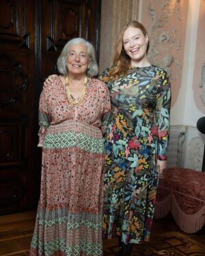 Freya Ridings Instagram - In all honesty a few weeks ago I was sent an email asking if I would like to fly to Venice Italy to perform at the 15th Annual @dvf awards for Empowerment Of Women and Female Leaders around the world. I said yes to 40  hours of travel because sitting around a table with these incredible female leaders was beyond a fever dream come true. I am in awe of these women for their achievements, passion and determination to change the world for the better ❤️🇮🇹 and meeting @oprah was unbelievable 😭
