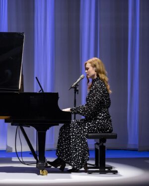 Freya Ridings Instagram - In all honesty a few weeks ago I was sent an email asking if I would like to fly to Venice Italy to perform at the 15th Annual @dvf awards for Empowerment Of Women and Female Leaders around the world. I said yes to 40  hours of travel because sitting around a table with these incredible female leaders was beyond a fever dream come true. I am in awe of these women for their achievements, passion and determination to change the world for the better ❤️🇮🇹 and meeting @oprah was unbelievable 😭