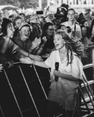 Froukje Veenstra Instagram - Ohh Lowlands 🫂🫂🫂. Wat een weekend. Ik ben het allemaal nog steeds aan het verwerken haha. Dankjewel mijn lieve band, m’n beste vriendin Stien, de beste crew en natuurlijk jullie, al mijn lieve fans die erbij waren. Er gebeurde zoveel vrijdag! Ik neem je even mee :)

1. 2voor12 🥵
2. @sophiestraat gaf ons een hele goede tip 🥸
3. Eerste keer stagediven voor mij en Stien was het beste ooit
4. 🫂
5. Alphaaa 
6. 👰🏼‍♀️
7. 30 augustus 💍
8. 💕
9. Veel vuur
10. en 11. 👩🏻‍🦰
12. De tweede stagedive tip die ik kreeg was op mijn rug springen 👍
13. 👩‍❤️‍💋‍👩
14. 🥰🥰🥰
15. 🥷☔
16. Stien zette de f van…🥹
17. 👩🏻‍🦰👨🏻‍🦰🧡
18. Team ‘Ik Haat Hem Voor Jou’
19. De Alpha en ik zijn vereeuwigd 🤝
20. Crew ❤️