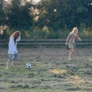 Froukje Veenstra Instagram - Wat BTS van de videoshoot van ‘Ik Haat Hem Voor Jou’ 📞💍🐄⚽🏊‍♂️