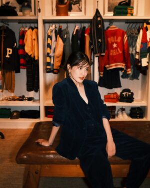 Fujii Karen Instagram - 2024年フォールコレクションがスタート🍂

リニューアルしたThe Polo Women’s Shopは、一歩足を踏み入れるだけで特別な世界が広がる空間。今回のPOP UPでは、美しい陶器も展示販売中。
Polo Ralph Laurenが描くタイムレスで洗練されたスタイル、この秋のワードローブに欠かせませんね。

ストア限定のアイテムも魅力的✨

•NORABIとの藍染コレクション【@norabi_indigo】
•ヴィンテージ感がたまらないパッチワークスウェット＆ニット
•ビッグサイズのPolo Bearも登場🐻

この秋は、特別な一着でさらに自分らしく楽しみましょう！

#ThePoloWomensShop
#PoloRalphLauren
#PR
@poloralphlauren