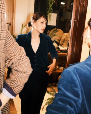 Fujii Karen Instagram - 2024年フォールコレクションがスタート🍂

リニューアルしたThe Polo Women’s Shopは、一歩足を踏み入れるだけで特別な世界が広がる空間。今回のPOP UPでは、美しい陶器も展示販売中。
Polo Ralph Laurenが描くタイムレスで洗練されたスタイル、この秋のワードローブに欠かせませんね。

ストア限定のアイテムも魅力的✨

•NORABIとの藍染コレクション【@norabi_indigo】
•ヴィンテージ感がたまらないパッチワークスウェット＆ニット
•ビッグサイズのPolo Bearも登場🐻

この秋は、特別な一着でさらに自分らしく楽しみましょう！

#ThePoloWomensShop
#PoloRalphLauren
#PR
@poloralphlauren