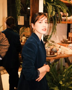 Fujii Karen Instagram - 2024年フォールコレクションがスタート🍂

リニューアルしたThe Polo Women’s Shopは、一歩足を踏み入れるだけで特別な世界が広がる空間。今回のPOP UPでは、美しい陶器も展示販売中。
Polo Ralph Laurenが描くタイムレスで洗練されたスタイル、この秋のワードローブに欠かせませんね。

ストア限定のアイテムも魅力的✨

•NORABIとの藍染コレクション【@norabi_indigo】
•ヴィンテージ感がたまらないパッチワークスウェット＆ニット
•ビッグサイズのPolo Bearも登場🐻

この秋は、特別な一着でさらに自分らしく楽しみましょう！

#ThePoloWomensShop
#PoloRalphLauren
#PR
@poloralphlauren