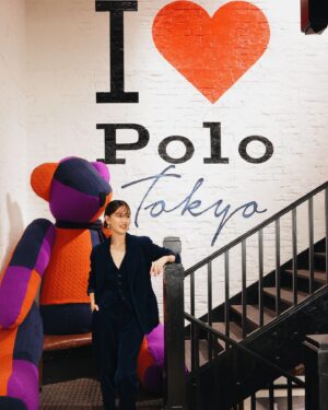 Fujii Karen Instagram - 2024年フォールコレクションがスタート🍂

リニューアルしたThe Polo Women’s Shopは、一歩足を踏み入れるだけで特別な世界が広がる空間。今回のPOP UPでは、美しい陶器も展示販売中。
Polo Ralph Laurenが描くタイムレスで洗練されたスタイル、この秋のワードローブに欠かせませんね。

ストア限定のアイテムも魅力的✨

•NORABIとの藍染コレクション【@norabi_indigo】
•ヴィンテージ感がたまらないパッチワークスウェット＆ニット
•ビッグサイズのPolo Bearも登場🐻

この秋は、特別な一着でさらに自分らしく楽しみましょう！

#ThePoloWomensShop
#PoloRalphLauren
#PR
@poloralphlauren