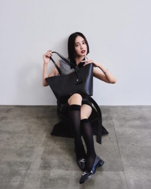 Fujii Karen Instagram - ダイヤモンドをモチーフにした
JIMMY CHOOの新作トートバッグ。

内側のストラップによりシルエットをダイヤモンド型に変えることが可能なので、その日のスタイルによって楽しめそうです。

ソフトなレザーをつかった、リュクス感のあるくったりとしたシルエット。
ユニセックスで使えるところも素敵🖤

シックなスタイルに映える存在感のあるバッグ、同じダイアモンドモチーフのシューズと合わせて、品のある大人なスタイリング💎

#PR #JIMMYCHOO
