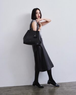 Fujii Karen Instagram - ダイヤモンドをモチーフにした
JIMMY CHOOの新作トートバッグ。

内側のストラップによりシルエットをダイヤモンド型に変えることが可能なので、その日のスタイルによって楽しめそうです。

ソフトなレザーをつかった、リュクス感のあるくったりとしたシルエット。
ユニセックスで使えるところも素敵🖤

シックなスタイルに映える存在感のあるバッグ、同じダイアモンドモチーフのシューズと合わせて、品のある大人なスタイリング💎

#PR #JIMMYCHOO
