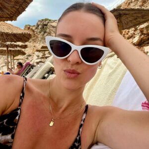 Funda Güray Instagram - Bazı bikini ve mayoların erken sezon çekimi 🫠🖤 
#summervibes #summerend #oodt