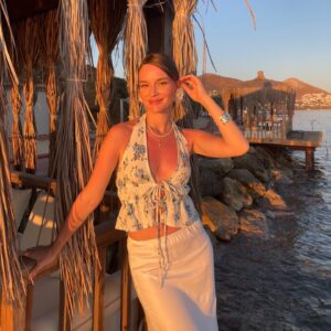 Funda Güray Instagram - Son zamanlarda beyazı sevmişim belli 🦢 sizin tercihiniz hangisi olurdu? 🌱 

#oodt #outfitoftheday #summervibes 💙