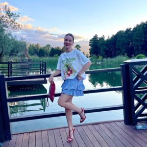 Funda Güray Instagram - Son zamanlarda beyazı sevmişim belli 🦢 sizin tercihiniz hangisi olurdu? 🌱 

#oodt #outfitoftheday #summervibes 💙
