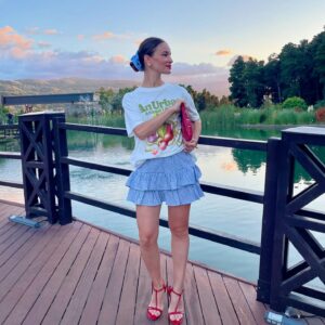 Funda Güray Instagram - Hangi fotoğraf bir olmalıydı sorunsalıma ortak olun 🍎

#outfitoftheday #oodt #photooftheday