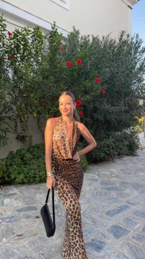 Funda Güray Instagram - Evlilik teklifinden bir kaç saat önce hiççç bir şeyden habersiz , yemeğe gidiyoruz diye hazırlanıyorum 🥹 
Eee nasıl olmuşum sizce ?? 🌹 teklif getirir kombini diyelim mi kgkfkkf ?? 

#oodt #reeloftheday #grwm #grwmoutfit #hairtutorial #reklam