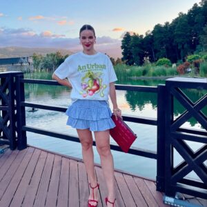 Funda Güray Instagram - Hangi fotoğraf bir olmalıydı sorunsalıma ortak olun 🍎

#outfitoftheday #oodt #photooftheday