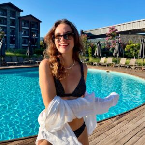Funda Güray Instagram - Gömlekle dans 🦞

#summervibes #oodt #beachoutfit #photooftheday #summer