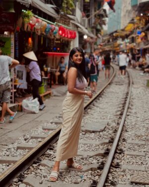 Gabriella Charlton Instagram - This post is all my ‘firsts’ in Vietnam 🇻🇳 

1. My first time visiting a train street 
2. Paragliding 
3. My first Pho
4. Kayaked by myself 
5. Visited one of the most famous Buddhist temple 
6. Swam in open waters
7. The swing; where you’re captured at a high 
8. Hiked a “fake” village 😜

Huge thanks to @touronholidays for making this happen ❤️