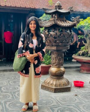 Gabriella Charlton Instagram - This post is all my ‘firsts’ in Vietnam 🇻🇳 

1. My first time visiting a train street 
2. Paragliding 
3. My first Pho
4. Kayaked by myself 
5. Visited one of the most famous Buddhist temple 
6. Swam in open waters
7. The swing; where you’re captured at a high 
8. Hiked a “fake” village 😜

Huge thanks to @touronholidays for making this happen ❤️
