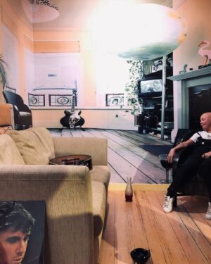 Gail Porter Instagram - Hope everyone got the tickets they wanted today. I’m not going, too old to spend all day on the phone! but I did chill out all day!!! Very old photo at an event many moons ago!