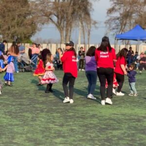 Gala Caldirola Instagram - Que me dicen de esta Huasita hermosa?🇨🇱❤️
Bailando Pascuense y ese ritmo que lleva esta claro que no lo sacó de la mamá 😂
Le pediré que me de clases de baile! Jaja
#chile