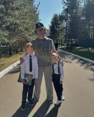 Galina Bob Instagram - Каждый день говорю своим мальчикам,что они самые замечательные❤️❤️❤️ И сегодня,конечно, тоже 🙏Они знают,что мамина любовь безусловна и безгранична! И знают,что никакие оценки не испортят наши отношения🙏 Знают,что мама гордится ими, когда они стараются и трудятся, и что маленьких побед не бывает☝🏻 Главное моё пожелание моим мальчишкам и всем школьникам сегодня,чтобы школьные годы проходили легко в удовольствие☺️☺️ Ведь совершенно очевидно, что счастливым человек становится независимо от наличия красного диплома👌