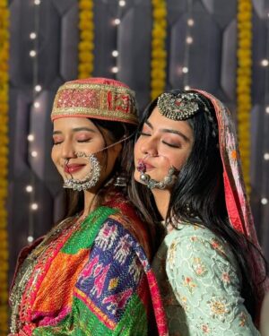 Garvita Sadhwani Instagram - Two beauties
two sisters
one frame ❤️😮‍💨