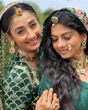 Garvita Sadhwani Instagram - This girl is all heart ❤️… the first time I met her was on our set of #yrkkh when we had our integration episode with the show Baatein Kuch Ankahin Si #bkas.. we instantly hit it off… she mentioned that she had not missed a single episode of Sasuraal Genda Phool and had seen it more than once… but that was not the reason for us to click n like each other… digged deep n came to know that her Mom hailed from DehraDun and was a pahadan like me… ahaan! So that was the unknown reason… Garvita … Gravity as I call her …. A caring , warm, inteligent, beauiful and a loving person.. and top it up… a fantastic Actor. Blessings n love to my Pahadan ki bitiyaan.  @garvita.ig 
 #yrkkh #bts #vidya_yrkkh #vidya #ruhi
