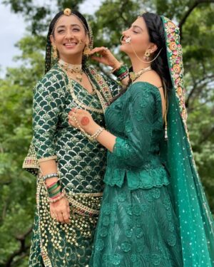Garvita Sadhwani Instagram - This girl is all heart ❤️… the first time I met her was on our set of #yrkkh when we had our integration episode with the show Baatein Kuch Ankahin Si #bkas.. we instantly hit it off… she mentioned that she had not missed a single episode of Sasuraal Genda Phool and had seen it more than once… but that was not the reason for us to click n like each other… digged deep n came to know that her Mom hailed from DehraDun and was a pahadan like me… ahaan! So that was the unknown reason… Garvita … Gravity as I call her …. A caring , warm, inteligent, beauiful and a loving person.. and top it up… a fantastic Actor. Blessings n love to my Pahadan ki bitiyaan.  @garvita.ig 
 #yrkkh #bts #vidya_yrkkh #vidya #ruhi