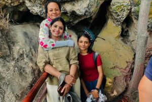 Gayathri Arun Instagram - ഒരു നീണ്ട യാത്ര. 

വളരെ നാൾ നീണ്ടു നിൽക്കുന്ന ചില യാത്രകളിൽ, യാത്ര  തുടങ്ങുമ്പോഴുള്ള സന്തോഷവും ആവേശവും ഒക്കെ ഇടയ്ക്കെപ്പോഴെങ്കിലും ഒന്ന് കുറഞ്ഞ് പോവാറുണ്ട് . അതിന് പല കാരണങ്ങൾ ഉണ്ടാവാം. ചിലപ്പോൾ  വഴികൾ ദുർഘടമാവാം, മറ്റു  പല  പ്രയാസങ്ങൾ നേരിടേണ്ടി വരാം, സ്ഥലങ്ങൾക്ക് വിചാരിച്ച മനോഹാരിത തോന്നാതെ ഇരിക്കാം അങ്ങനെ  പലത്. പക്ഷെ മറ്റു ചില യാത്രകൾ നമ്മൾ ആഗ്രഹിക്കും, ഇത് അവാസനിക്കാതിരുന്നെങ്കിൽ എന്ന് . ഇതെനിക്ക് അത്തരം  ഒന്ന്  ആയിരുന്നു. എന്നാൽ  ജീവിതത്തിൽ  എല്ലാ യാത്രകൾക്കും തുടക്കം എന്ന പോലെ ഒരു  അവസാനവും ഉണ്ടാവണമല്ലോ...
ഇന്നലെ  ഒൻപത് ദിവസം  നീണ്ടു  നിന്ന കാശ്മീർ - ജമ്മു പര്യടനം അവസാനിപ്പിച്ച്  മടങ്ങി  എത്തി . ഏതോ മായിക ലോകത്ത്‍ നിന്നു  യാഥാർഥ്യത്തിലേക്ക് മടങ്ങിയെത്തിയ പോലെ. മനസ്  ഇപ്പോഴും അവിടെ  കുടുങ്ങി കിടക്കുകയാണ്. അനുഭവങ്ങൾ  എഴുതിയാൽ  തീരാത്തത്ര. ചിലത്  അതിമനൊഹരം  ചിലത്  അതി  കഠിനം. രണ്ടും നൽകിയത്  ജീവിതകാലത്തോളം ഓർക്കാനുള്ള അത്ര  ഓർമ്മകൾ. ഒരിക്കലും എത്തിപ്പെടാൻ  പറ്റാത്ത സ്ഥലങ്ങളിലേക്ക് മലചവിട്ടി  കയറി . കാണാൻ കഴിയും എന്ന് കരുതാത്ത കാഴ്ച്ചകൾ കണ്ടു. നന്ദി മാത്രം, കൈപിടിച്ച് ഒപ്പം നടത്തി അനുഭവങ്ങളും അറിവും പകർന്ന് തന്ന ഗുരുവിനും, ഈ യാത്രയിൽ  ലഭിച്ച പ്രിയ  സുഹൃത്തുകൾക്കും ഇതിലേക്കു എന്നെ നയിച്ചവർക്കും 💜🙏… #srinagar #lifejourney