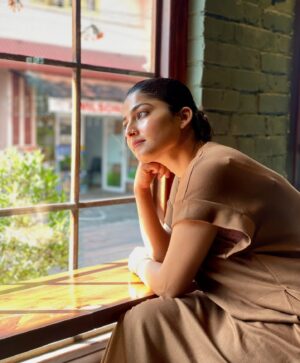 Gayathri Ashok Instagram - Act natural, she said.. try cheythu guysss💁🏻‍♀️🌸✨

📷 @oceanv95
