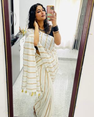 Gayathri Ashok Instagram - Uthradam ayi🖤🌸✨

Wearing this beautiful saree from @thebrandstorebyfebitha