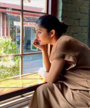 Gayathri Ashok Instagram - Act natural, she said.. try cheythu guysss💁🏻‍♀️🌸✨

📷 @oceanv95