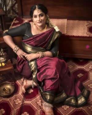 Gayatri Bhargavi Instagram - The Silent Endurance of Womanhood. 

Wearing an Old Kanchivaram Silk Saree of my Mother-by-law & the antique traditional Jwellery of my Amma. At home in sync with self. 

Captivating the Power of their patience, housekeeping, relationships management. dedicated commitment towards children & family etc etc.. 
Me balancing Work & Life, Living together with In-laws & Parmets in Harmony with each other in one nest today is indeed an achievement to me. 
Lot of sacrifices and loads of work unsaid and untold.
I am sure all women have their own story to tell…
Much to lean and learn. 

#thankfulgratefulblessed @rajmakeover @jk_bridal_makeover 
.
.
.
.
.
.

#woman #womanpower #womenstyle #indian #fashion #host #anchor #actor #gayatribhargavi #telugu 🧿#telugucinema #jwellery #antiquejewelry #saree #onam #happyonam #kanchivaramsilk #traditionalsaree #culture #photography