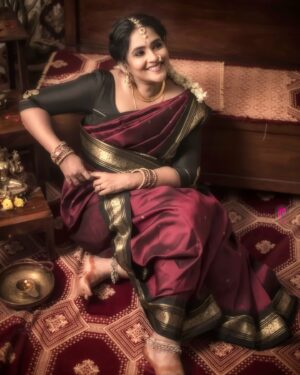 Gayatri Bhargavi Instagram - The Silent Endurance of Womanhood. 

Wearing an Old Kanchivaram Silk Saree of my Mother-by-law & the antique traditional Jwellery of my Amma. At home in sync with self. 

Captivating the Power of their patience, housekeeping, relationships management. dedicated commitment towards children & family etc etc.. 
Me balancing Work & Life, Living together with In-laws & Parmets in Harmony with each other in one nest today is indeed an achievement to me. 
Lot of sacrifices and loads of work unsaid and untold.
I am sure all women have their own story to tell…
Much to lean and learn. 

#thankfulgratefulblessed @rajmakeover @jk_bridal_makeover 
.
.
.
.
.
.

#woman #womanpower #womenstyle #indian #fashion #host #anchor #actor #gayatribhargavi #telugu 🧿#telugucinema #jwellery #antiquejewelry #saree #onam #happyonam #kanchivaramsilk #traditionalsaree #culture #photography