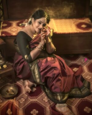 Gayatri Bhargavi Instagram - The Silent Endurance of Womanhood. 

Wearing an Old Kanchivaram Silk Saree of my Mother-by-law & the antique traditional Jwellery of my Amma. At home in sync with self. 

Captivating the Power of their patience, housekeeping, relationships management. dedicated commitment towards children & family etc etc.. 
Me balancing Work & Life, Living together with In-laws & Parmets in Harmony with each other in one nest today is indeed an achievement to me. 
Lot of sacrifices and loads of work unsaid and untold.
I am sure all women have their own story to tell…
Much to lean and learn. 

#thankfulgratefulblessed @rajmakeover @jk_bridal_makeover 
.
.
.
.
.
.

#woman #womanpower #womenstyle #indian #fashion #host #anchor #actor #gayatribhargavi #telugu 🧿#telugucinema #jwellery #antiquejewelry #saree #onam #happyonam #kanchivaramsilk #traditionalsaree #culture #photography