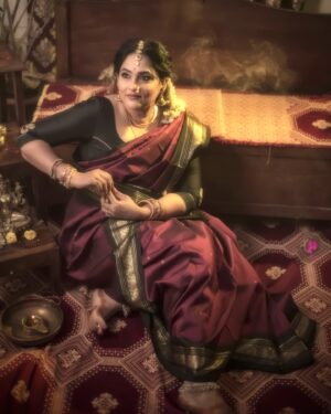 Gayatri Bhargavi Instagram - The Silent Endurance of Womanhood. 

Wearing an Old Kanchivaram Silk Saree of my Mother-by-law & the antique traditional Jwellery of my Amma. At home in sync with self. 

Captivating the Power of their patience, housekeeping, relationships management. dedicated commitment towards children & family etc etc.. 
Me balancing Work & Life, Living together with In-laws & Parmets in Harmony with each other in one nest today is indeed an achievement to me. 
Lot of sacrifices and loads of work unsaid and untold.
I am sure all women have their own story to tell…
Much to lean and learn. 

#thankfulgratefulblessed @rajmakeover @jk_bridal_makeover 
.
.
.
.
.
.

#woman #womanpower #womenstyle #indian #fashion #host #anchor #actor #gayatribhargavi #telugu 🧿#telugucinema #jwellery #antiquejewelry #saree #onam #happyonam #kanchivaramsilk #traditionalsaree #culture #photography