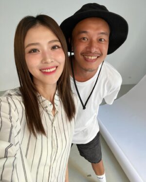 Genie Chuo Instagram - 說要合作 終於成真了🤩
跟高中同學一起工作
真的太開心🥳
他是我的高中同學
也曾經是我的舞者（黑馬跟啾咪啾咪）
然後 現在是我的攝影師😎
美感簡直天花板😍
快狠準～
值得給一個版面😙
每張都好看，照片太難選了
期待今日作品🤍🩶