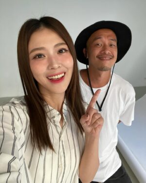 Genie Chuo Instagram - 說要合作 終於成真了🤩
跟高中同學一起工作
真的太開心🥳
他是我的高中同學
也曾經是我的舞者（黑馬跟啾咪啾咪）
然後 現在是我的攝影師😎
美感簡直天花板😍
快狠準～
值得給一個版面😙
每張都好看，照片太難選了
期待今日作品🤍🩶