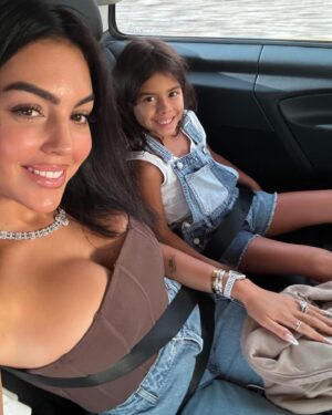 Georgina Rodríguez Instagram - Os amo♥️