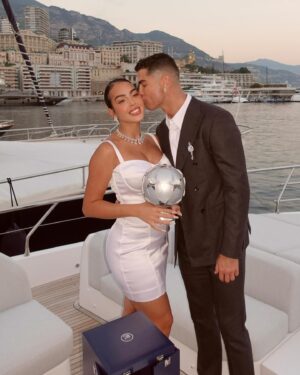 Georgina Rodríguez Instagram - Enhorabuena al mejor marcador de la historia de la #championsleague #facts 🤍🤍🤍🤍🤍 @cristiano Te mereces lo mejor del mundo mi amor. Te amamos ❤️