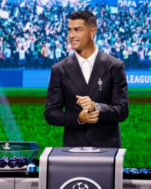 Georgina Rodríguez Instagram - Enhorabuena al mejor marcador de la historia de la #championsleague #facts 🤍🤍🤍🤍🤍 @cristiano Te mereces lo mejor del mundo mi amor. Te amamos ❤️