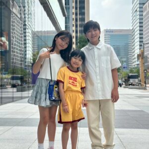 Gi So-you Instagram - 너무 사랑스러운 소윤이♡
인자하고 친절하신 감독님~^^
섬 촬영이후 후시녹음으로
오랜만에 뵈었는데 너무 좋은 시간이였어요 ~^^ 
언제나 감사합니다 ❤️ 
영화대박 나길  응원할께요 ^^
ㆍ
ㆍ
재민이 못봐서 이모팬은  운다  ㅜㅜ 😭 
ㆍ
ㆍ
소유는 오늘 촬영이 아니라며~
예쁘고 편한옷 입고 간다며 
꺼낸~옷♡
@schl_thekeeepers 
ㆍ
ㆍ
ㆍ
ㆍ
#기남매 #이소윤
#기은유 #기소유#감독님 
#언제나좋은인연#좋은분들#감사합니다