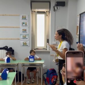 Giada Pezzaioli Instagram - Primo giorno della 2B elementare 🏫🚌 
Buon inzio amore mio! 

Gruppo mamme presente 🙋‍♀️ ☄️🤣 #scuola