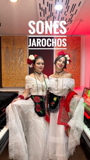 Gimena Gómez Instagram - Felices fiestas patrias! 🇲🇽 A continuación un cuadro de sones de la tierra que nos vió crecer! ¿Cuál les gustó más?
.
.
.
#sonjarocho #sonesjarochos #musicaveracruzana #elcolas #elquerreque #elcascabel #labamba #musicatradicionalmexicana #fiestaspatrias #independenciademexico