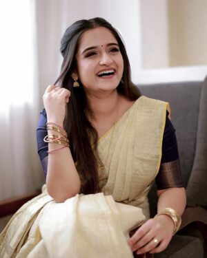 Gopika Anil Instagram - Happy Atham 😀🌸🌼
.
Happiness is wearing thalikettu saree again 😀

Pc- @reshma_photography ♥️
Mua- @pooja_vysh_makeovers ♥️

#happyatham #onamseason #onam #loveforsetsaree #keralasaree #traditional #sareelove #festival #celebrations